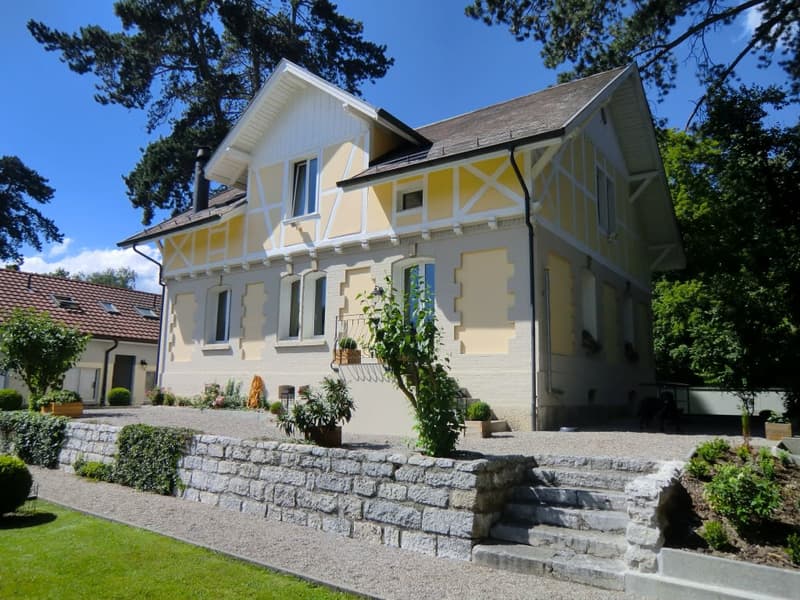 Reitanlage mit Villa, Reithalle, Stallungen, grosse Nebengebäude